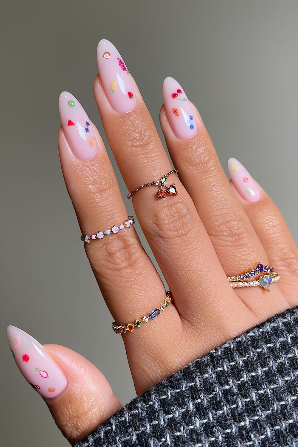 Milchige Nägel mit Mikro-Fruchtmotiven