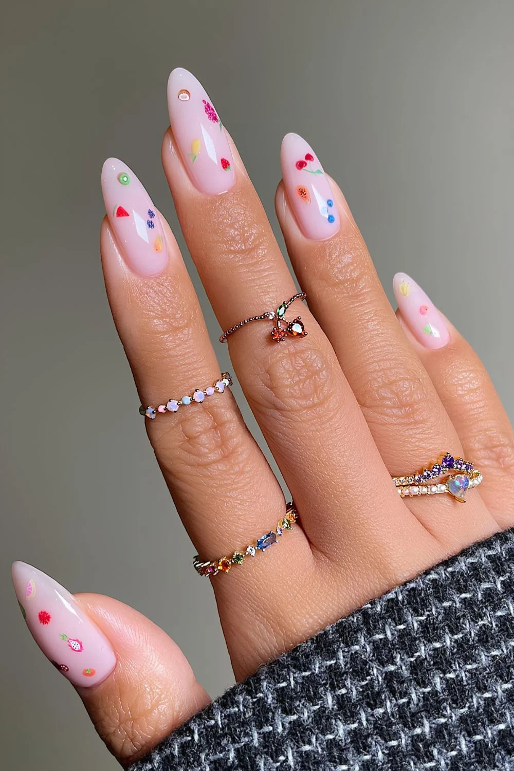 Milchige N&auml;gel mit Mikro-Fruchtmotiven