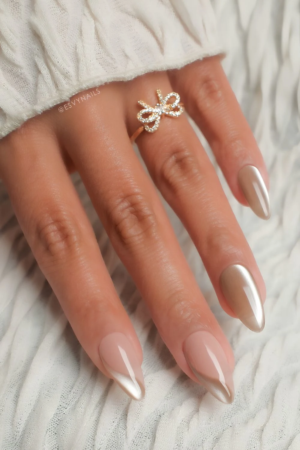 Neutrale Cat-Eye-Nägel mit Negative-Space-Akzent