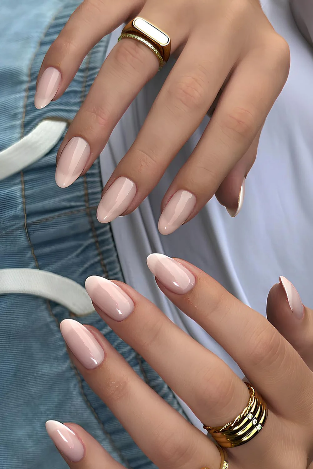 Neutrale French-Tip-Maniküre auf milchiger Basis