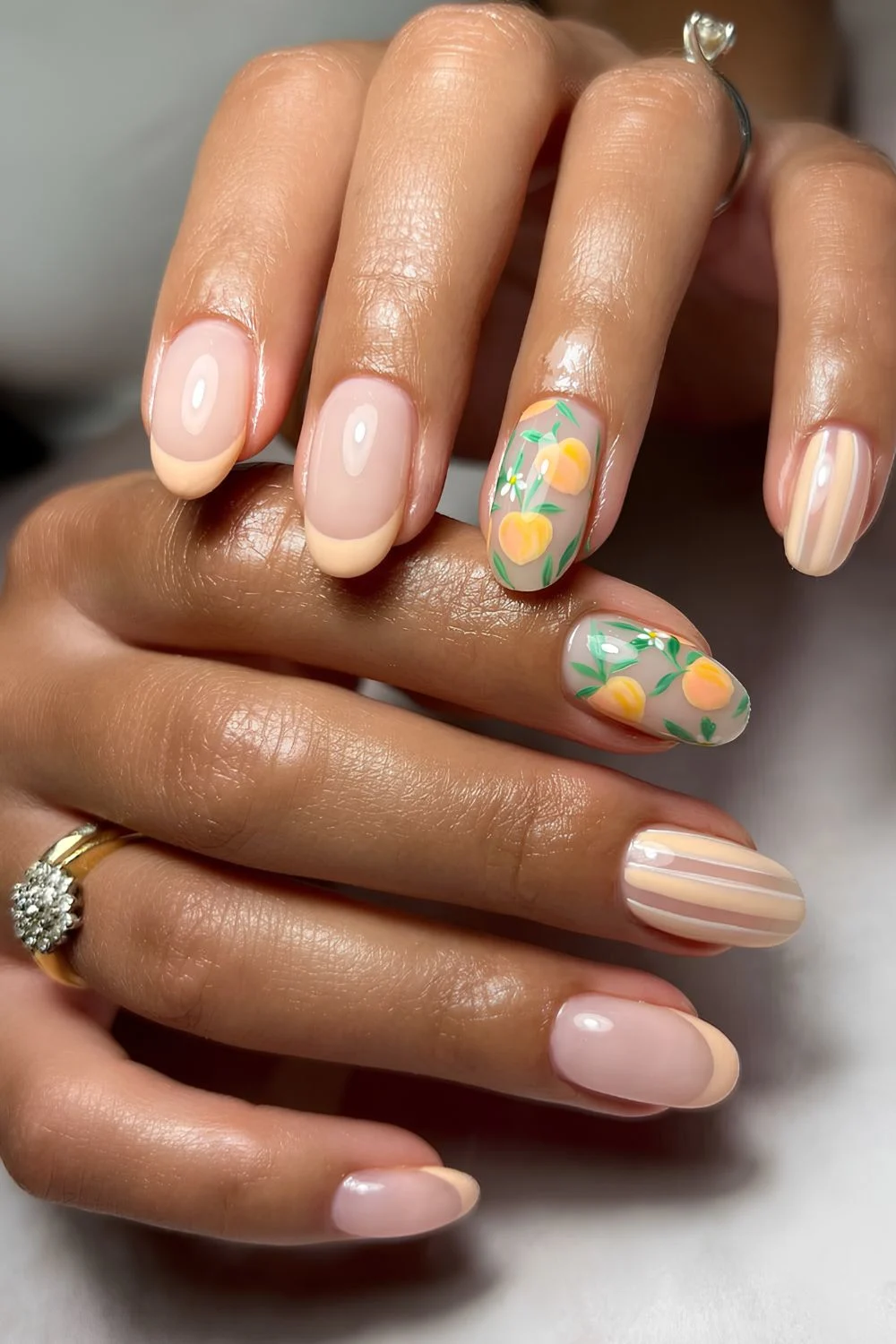 Pfirsichfarbene French Tips mit Fruchtmotiven