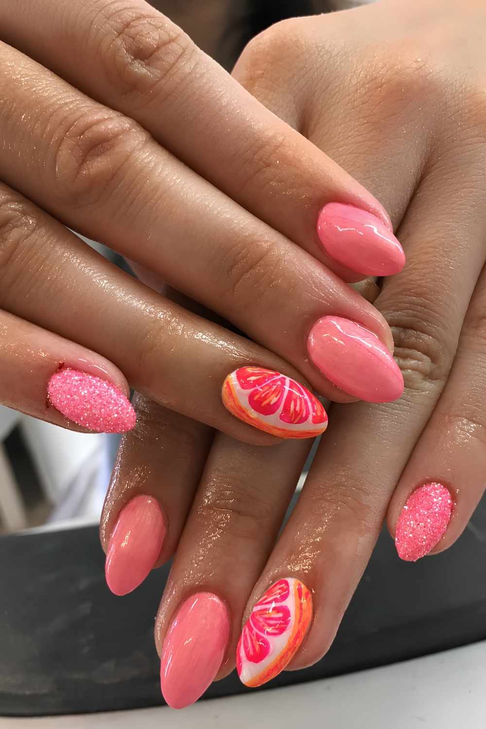 Pinke Mani mit Glitter und Grapefruit Art
