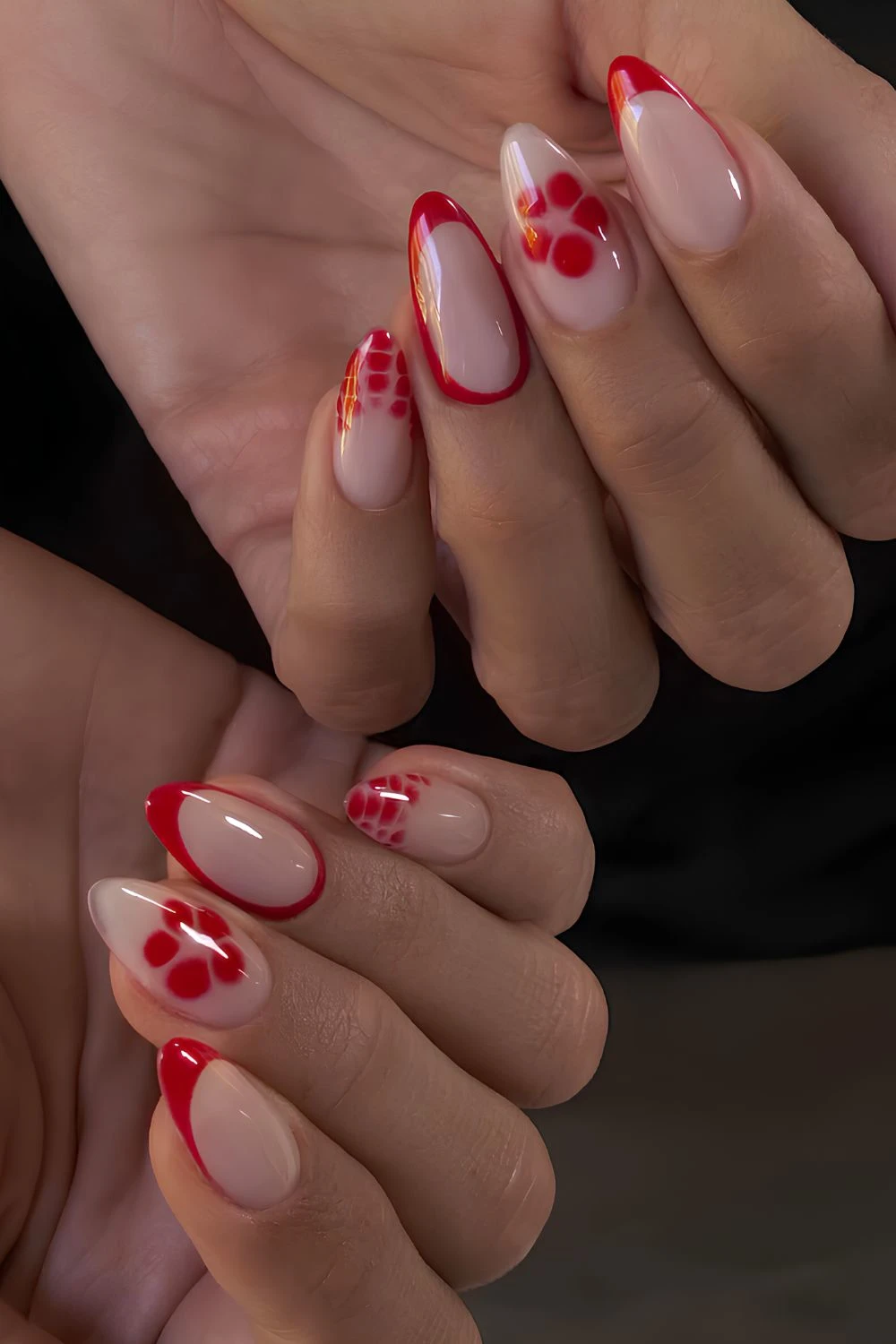 Rote French-Nägel mit Animal-Print und blühenden Blumen