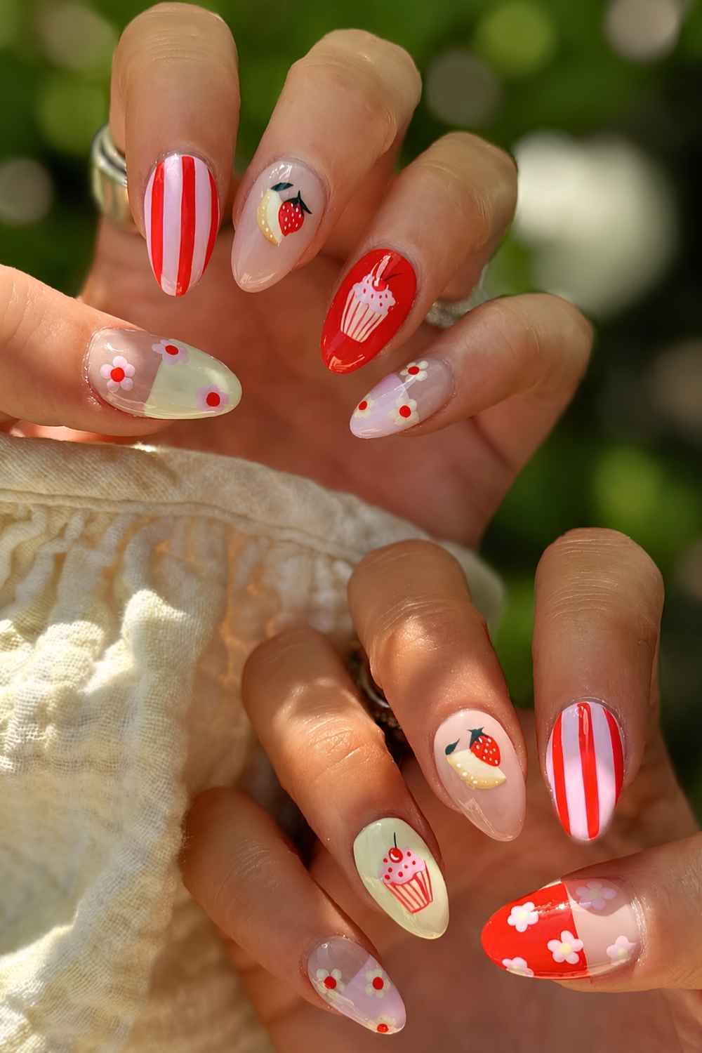Rote und gelbe Mani mit Frucht und Cupcake Art