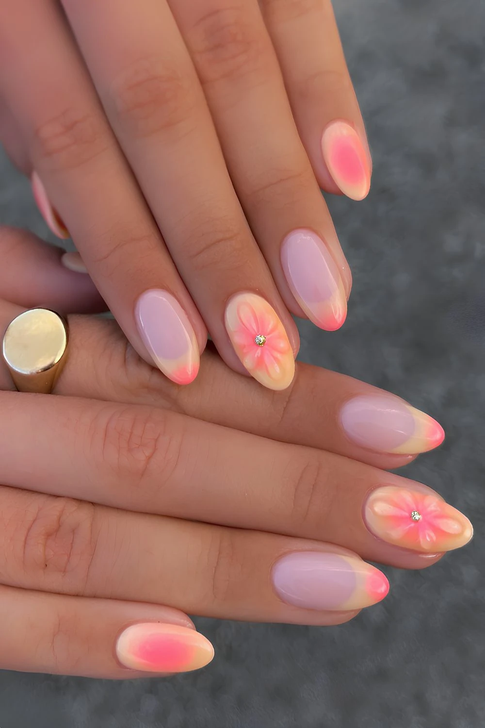 Vom Sonnenuntergang inspiriertes Nageldesign in Pink und Gelb
