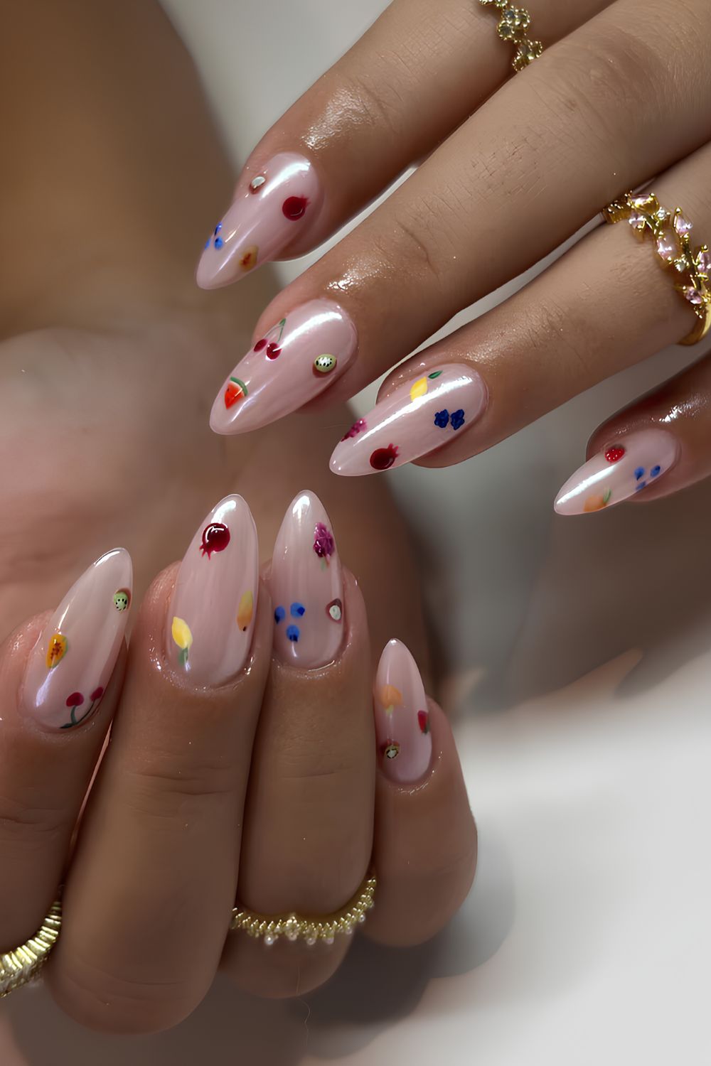 Weisse Chrome Naegel mit Fruchtmotiven