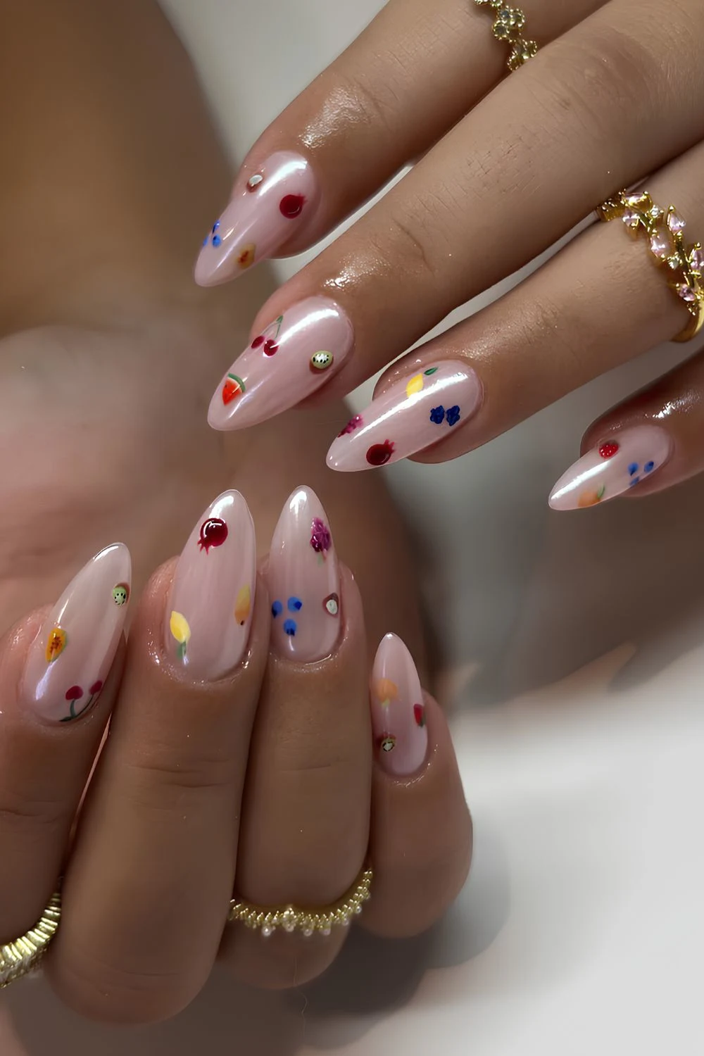 Weisse Chrome Naegel mit Fruchtmotiven