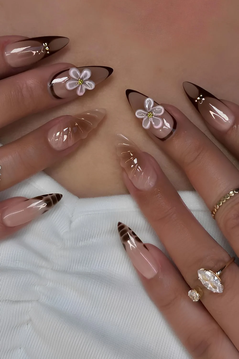 Beach-Nägel in kokosnuss-inspirierten Farben