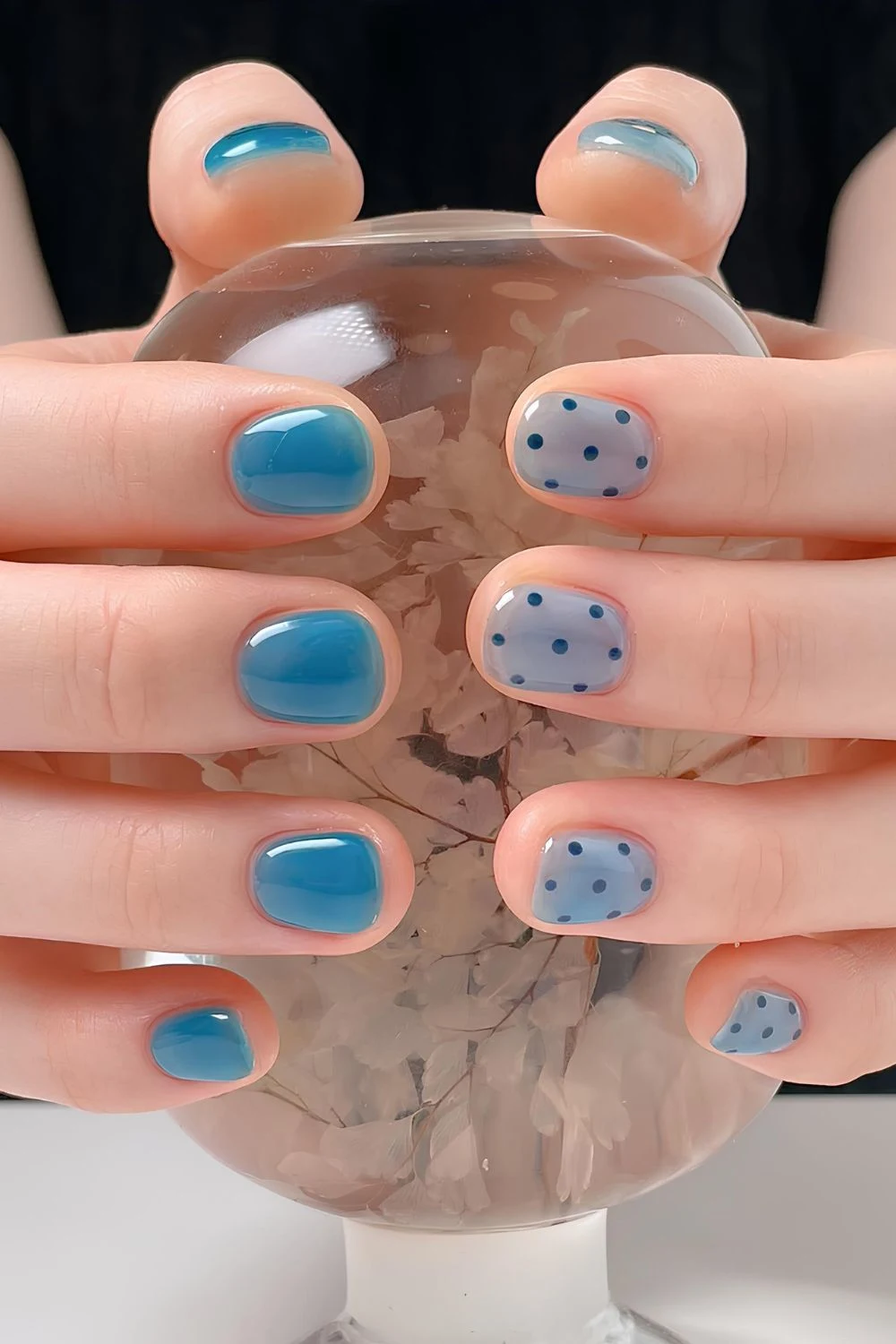 Blaue Jelly-Nägel mit Navy-blauen Polka-Dots