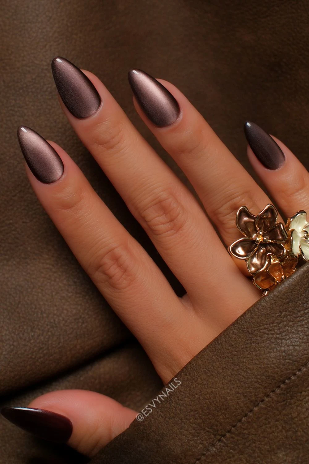 Braune Cat-Eye-Effekt-N&auml;gel