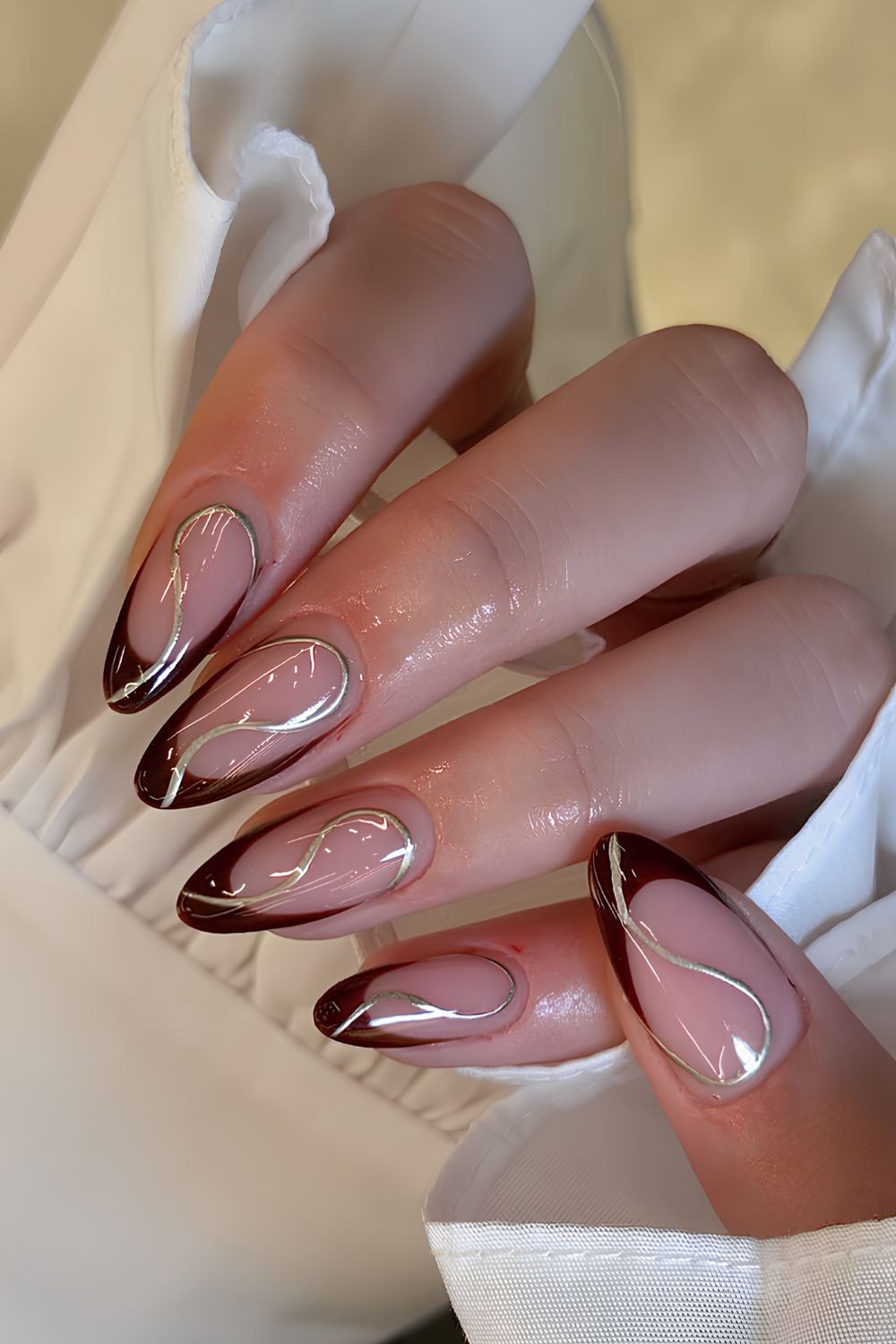 Braune French-Tips mit silbernen Swirls