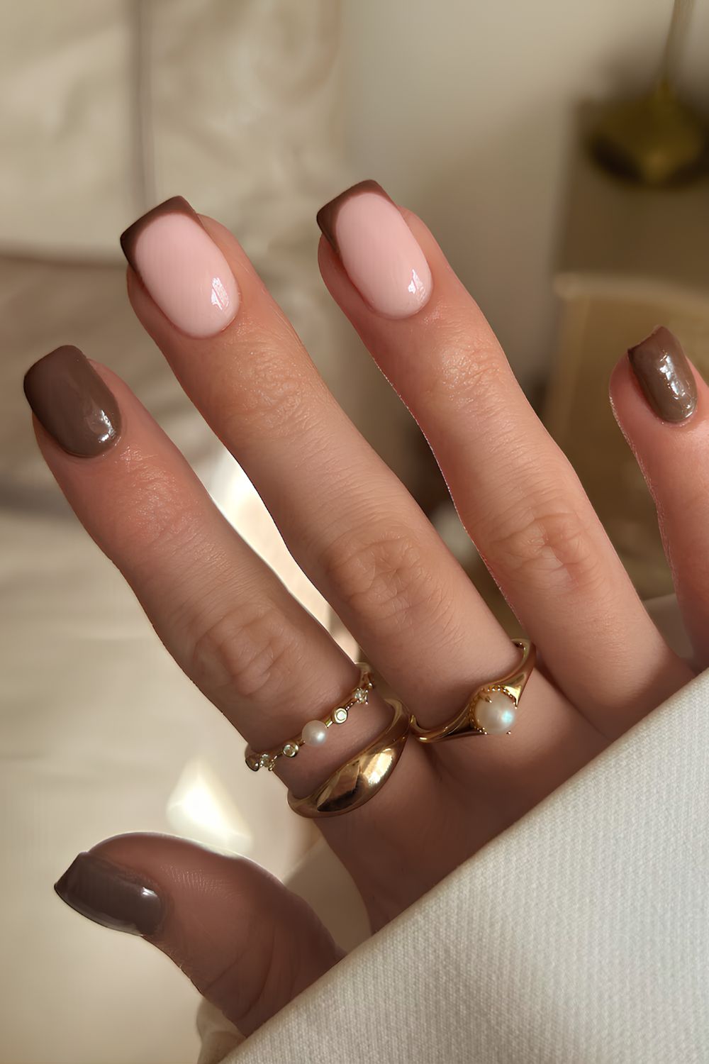 Braune Maniküre mit Akzent-French-Tips