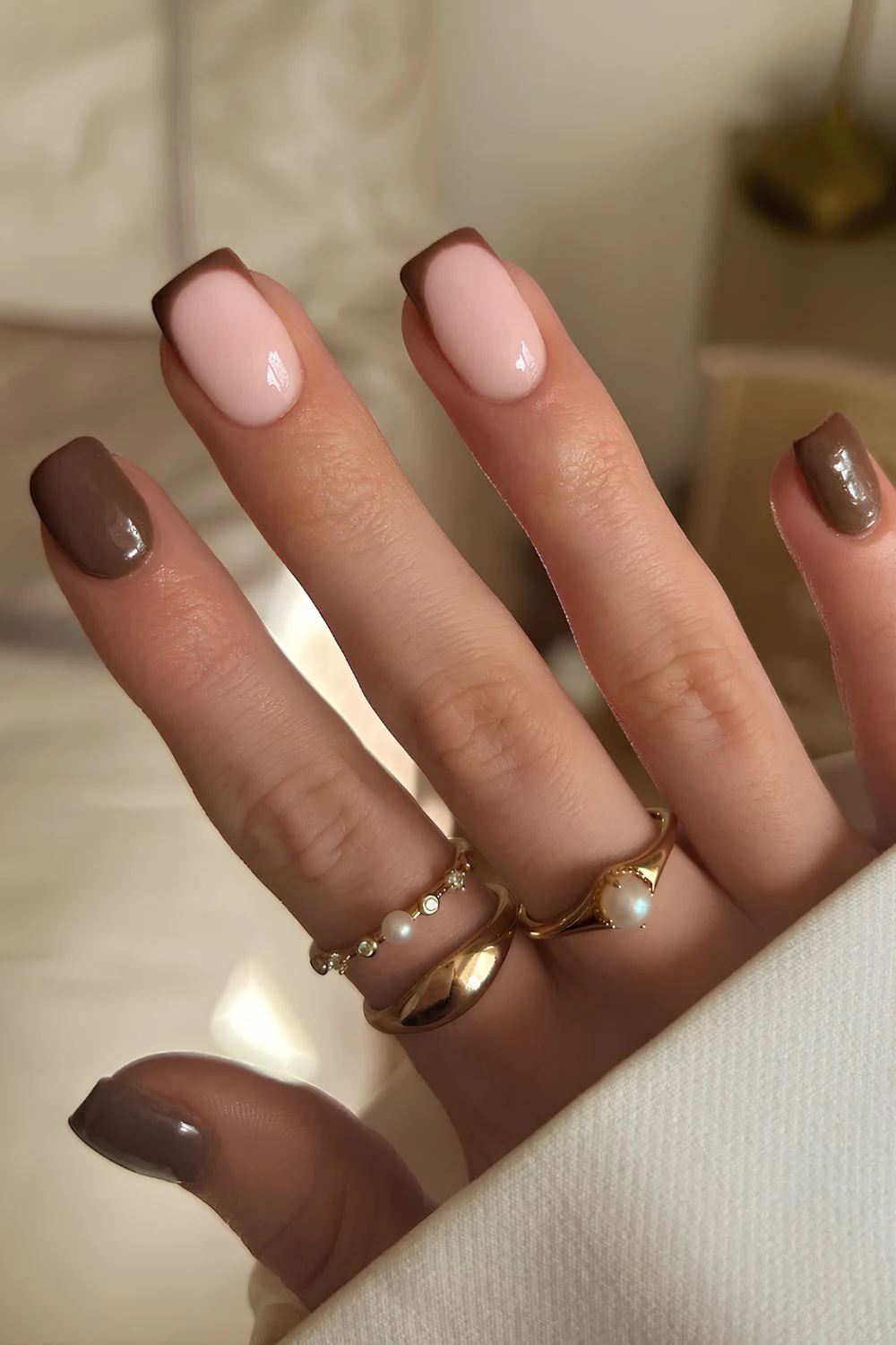 Braune Manik&uuml;re mit Akzent-French-Tips