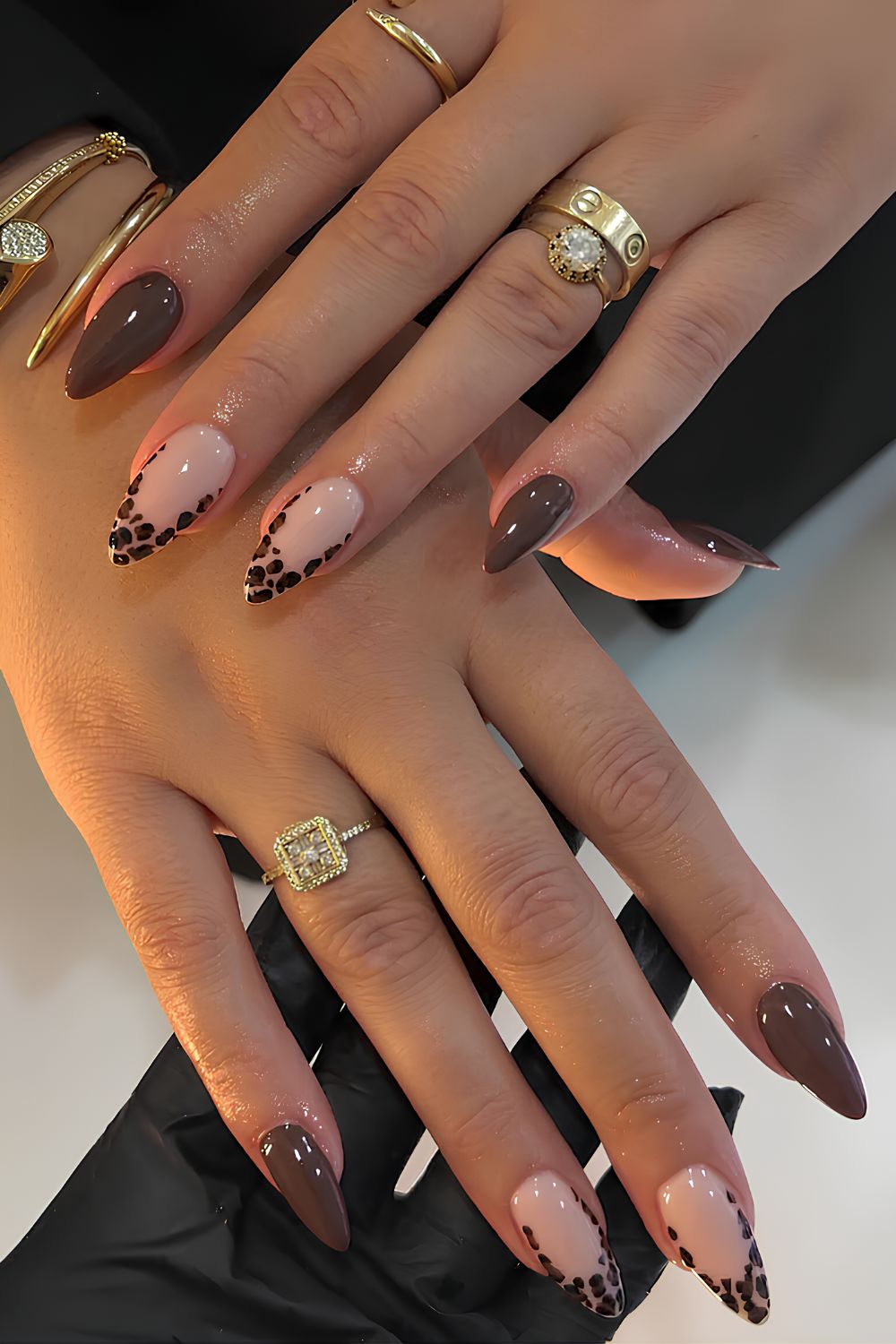 Braune Maniküre mit Leopard-Print-Details