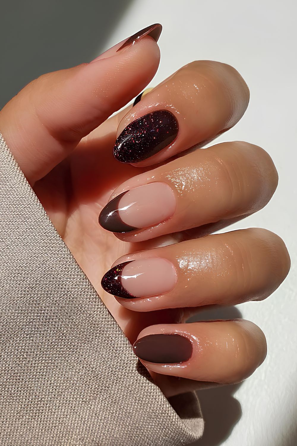 Braune Nägel mit Akzent-French-Tips und Glitzer