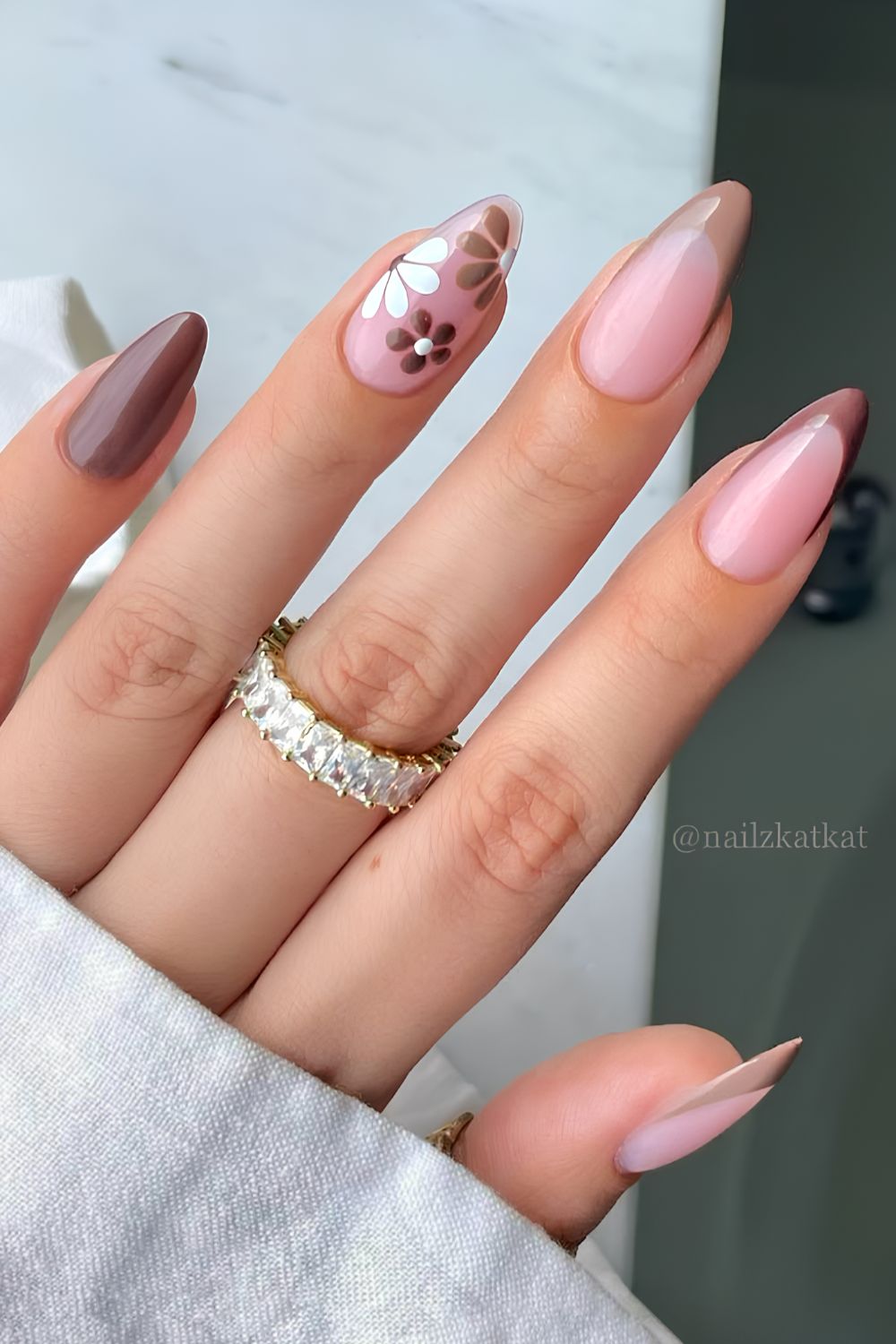 Braune Nägel mit Blumen-Design