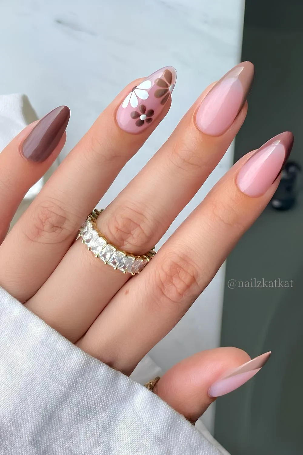 Braune N&auml;gel mit Blumen-Design