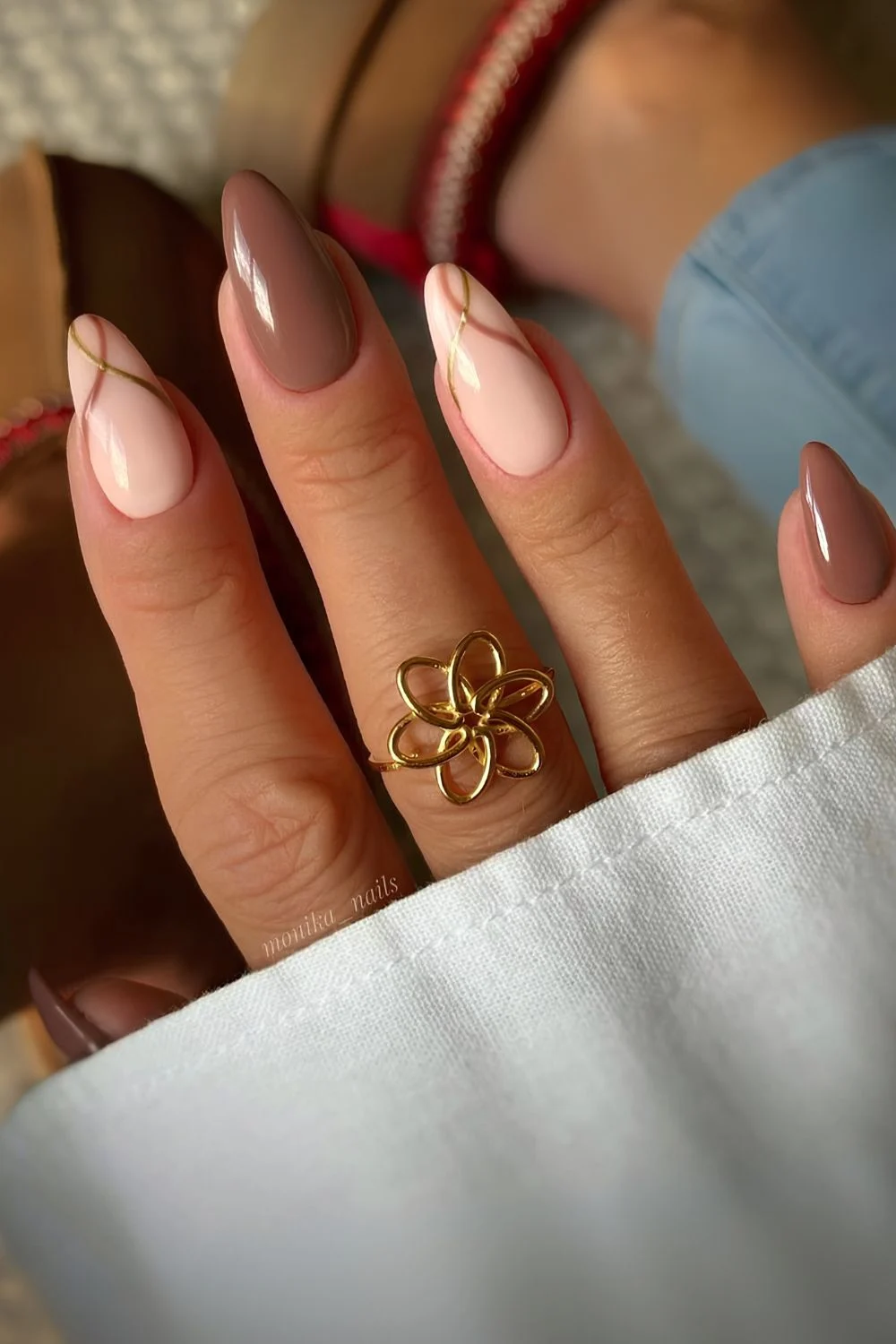 Braune Nägel mit Linien-Nailart als Akzent