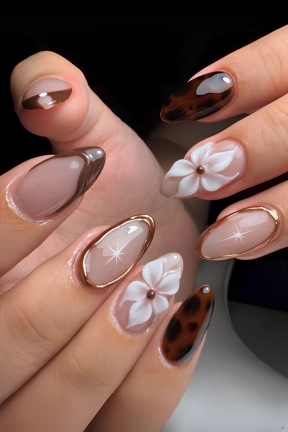 Braune strukturierte Nägel mit Blüten und Schildpatt