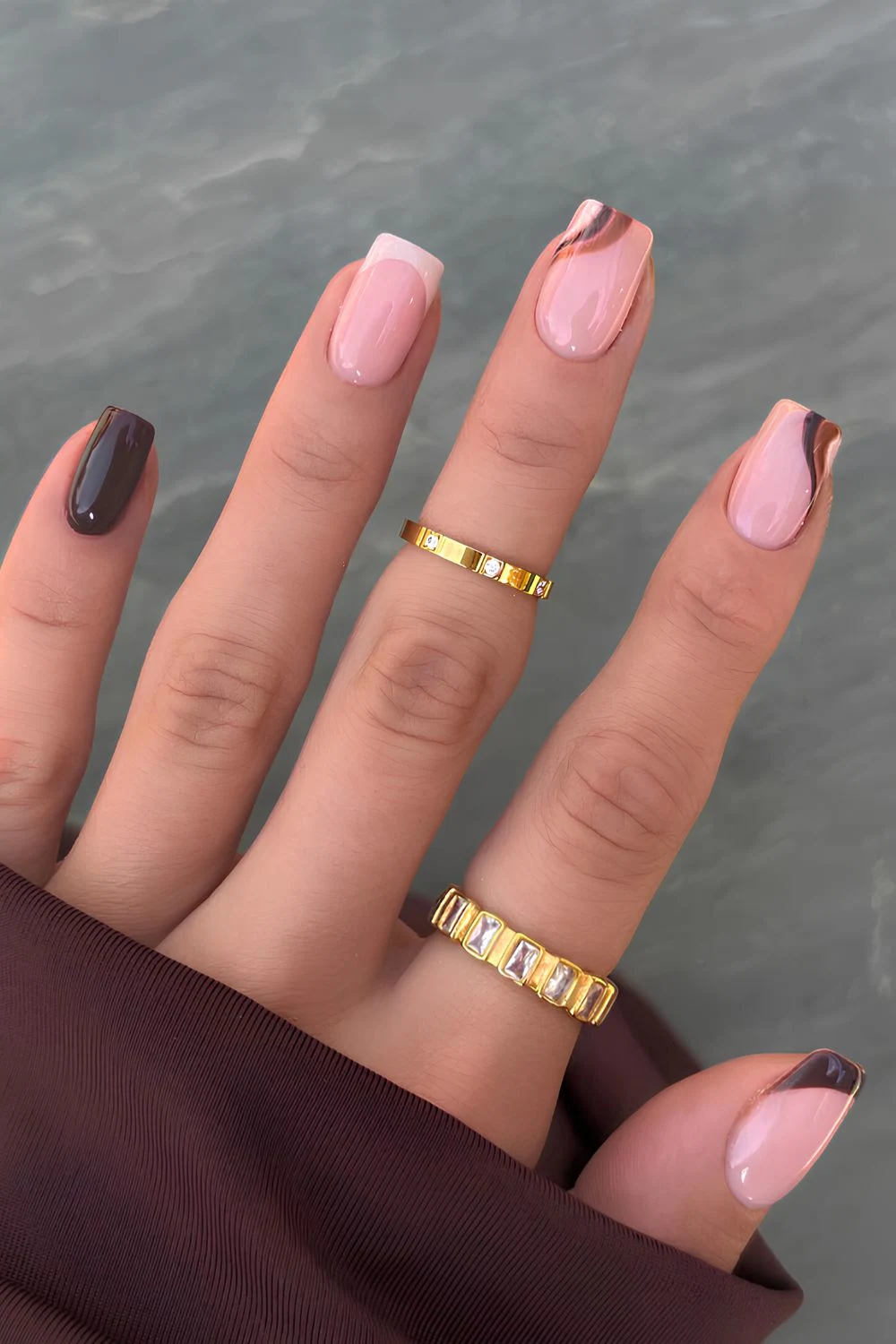 Braune und beige Nägel mit Akzent-Swirls