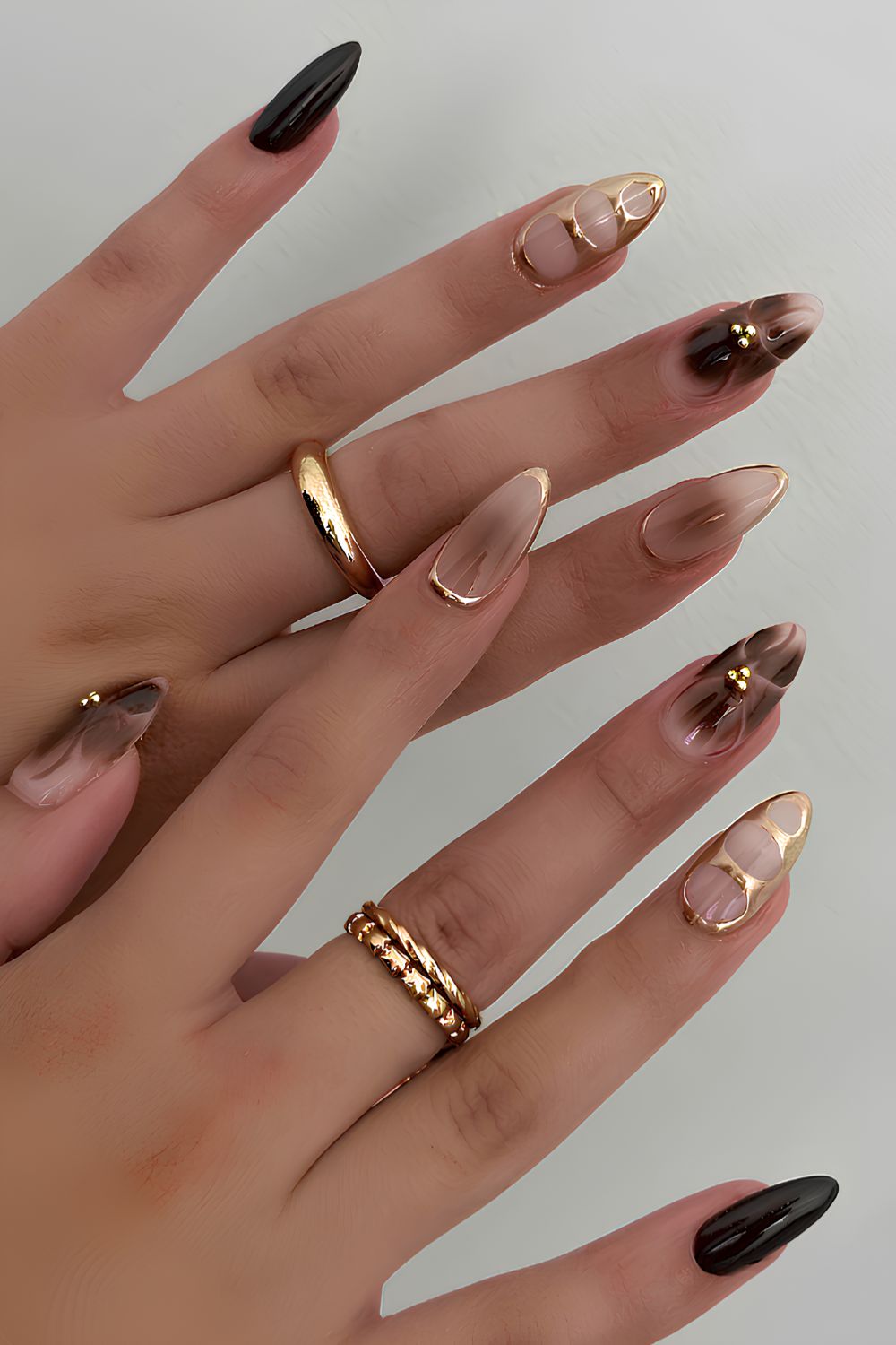 Braune und goldene Nägel mit Blooming-Gel-Blumen