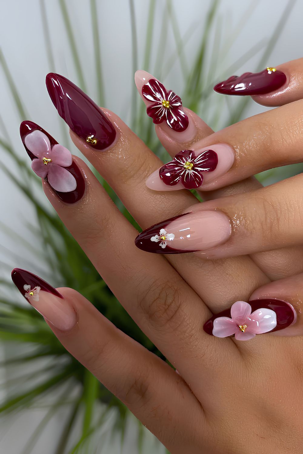 Burgunderrote Nägel mit 3D-Blumen-Nailart
