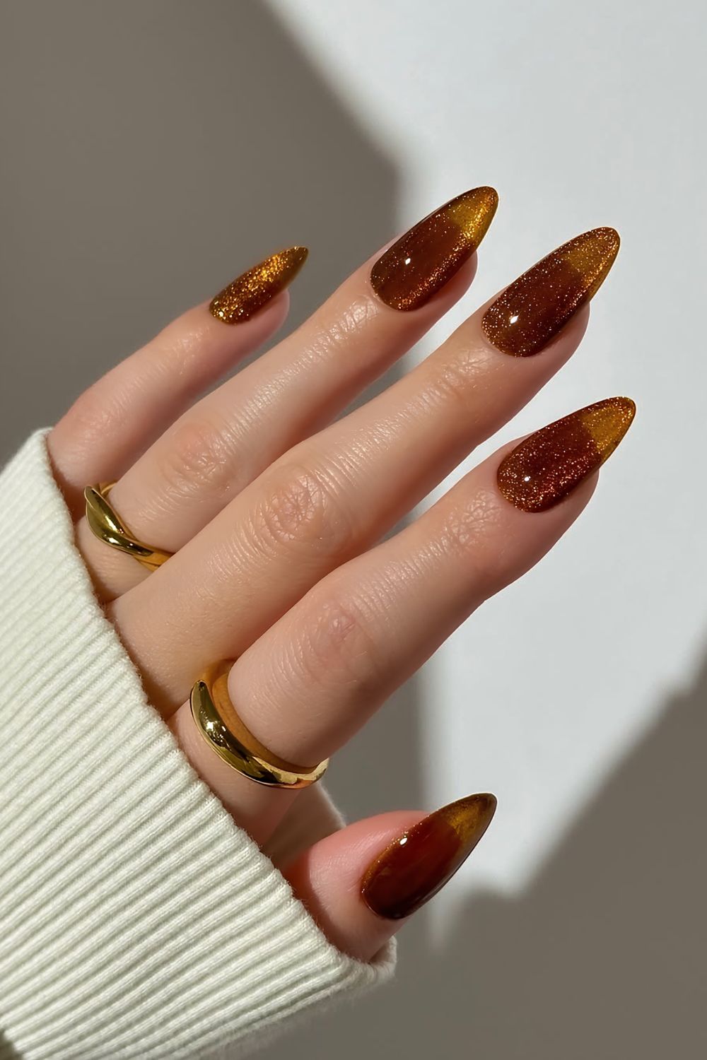 Glänzende Bronze-Nägel mit schimmerndem Jelly-Finish