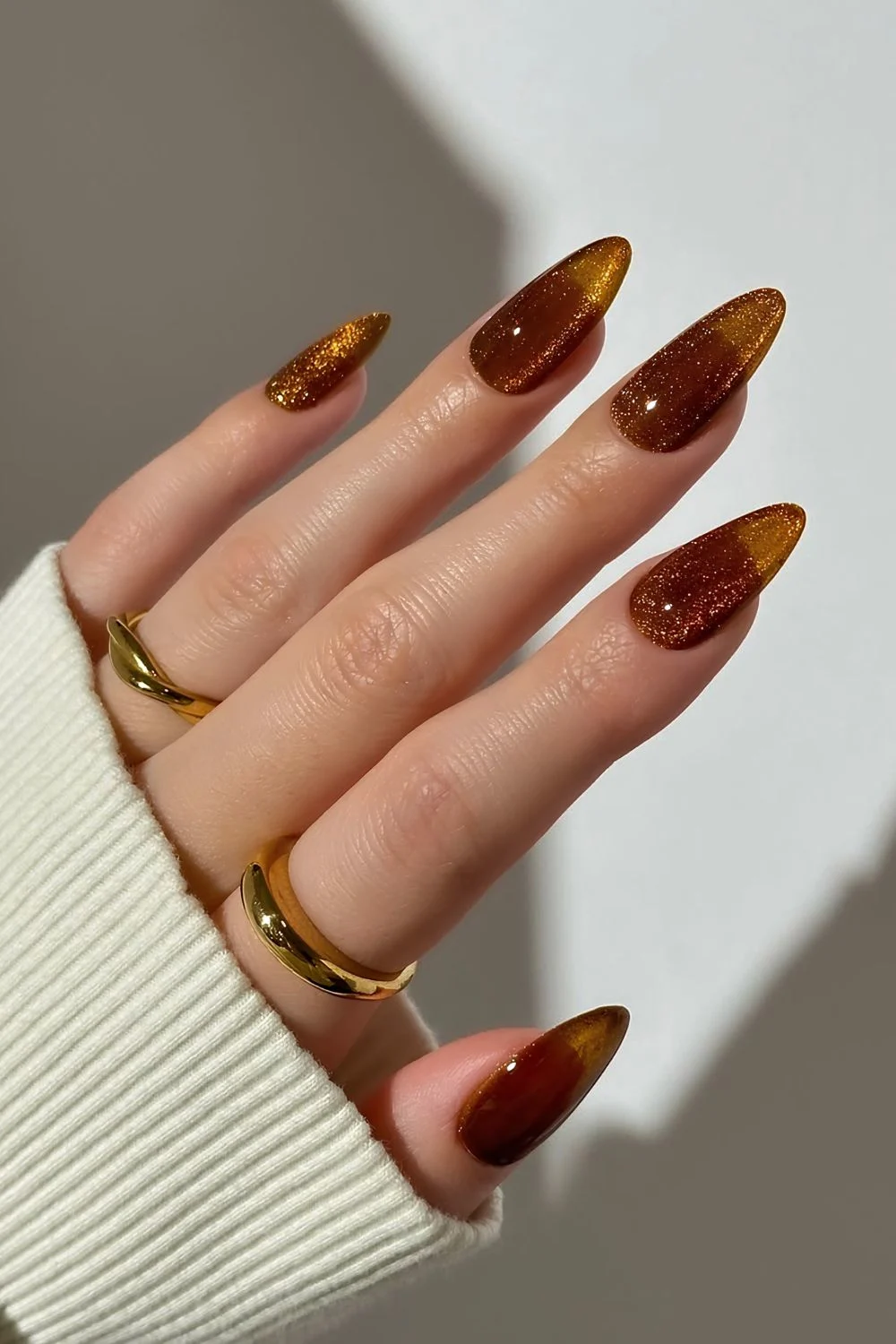 Glänzende Bronze-Nägel mit schimmerndem Jelly-Finish