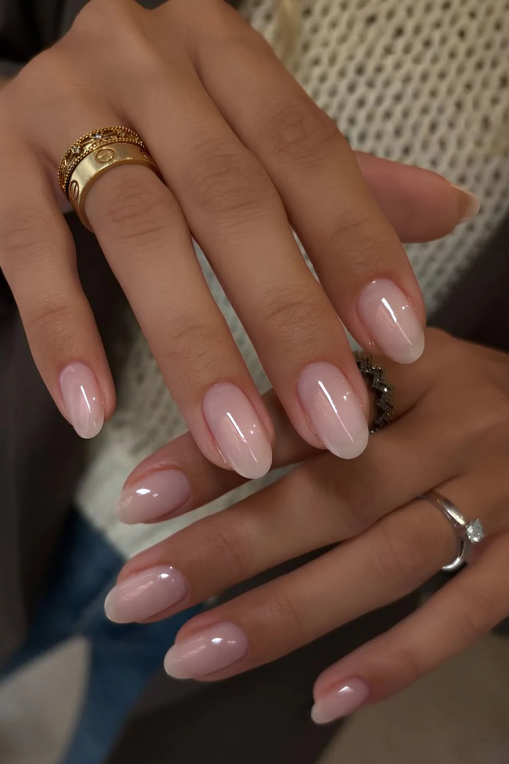 Glänzende, transparente weiße Maniküre