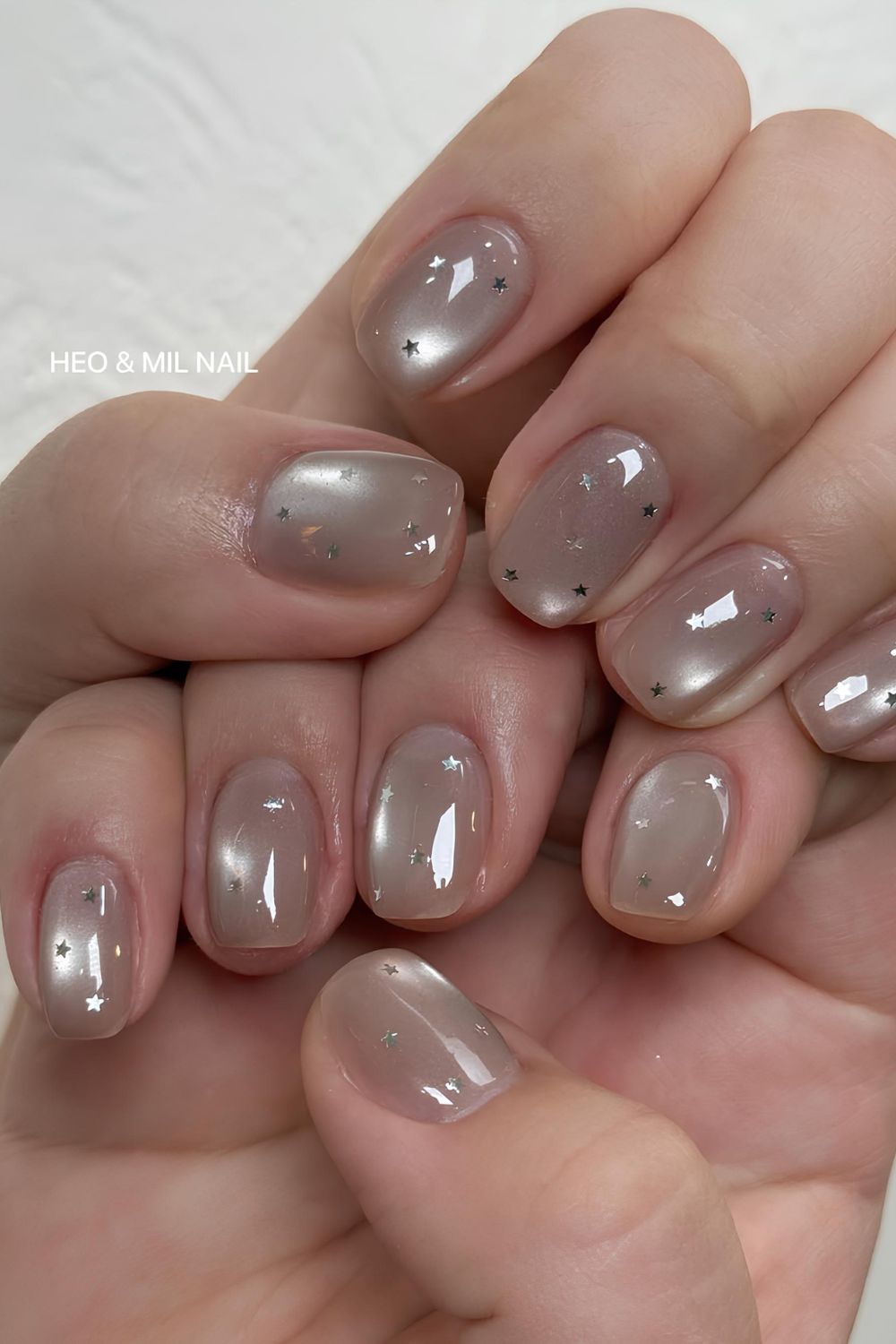 Graue Jelly-Nägel mit Sternen und samtigem Finish