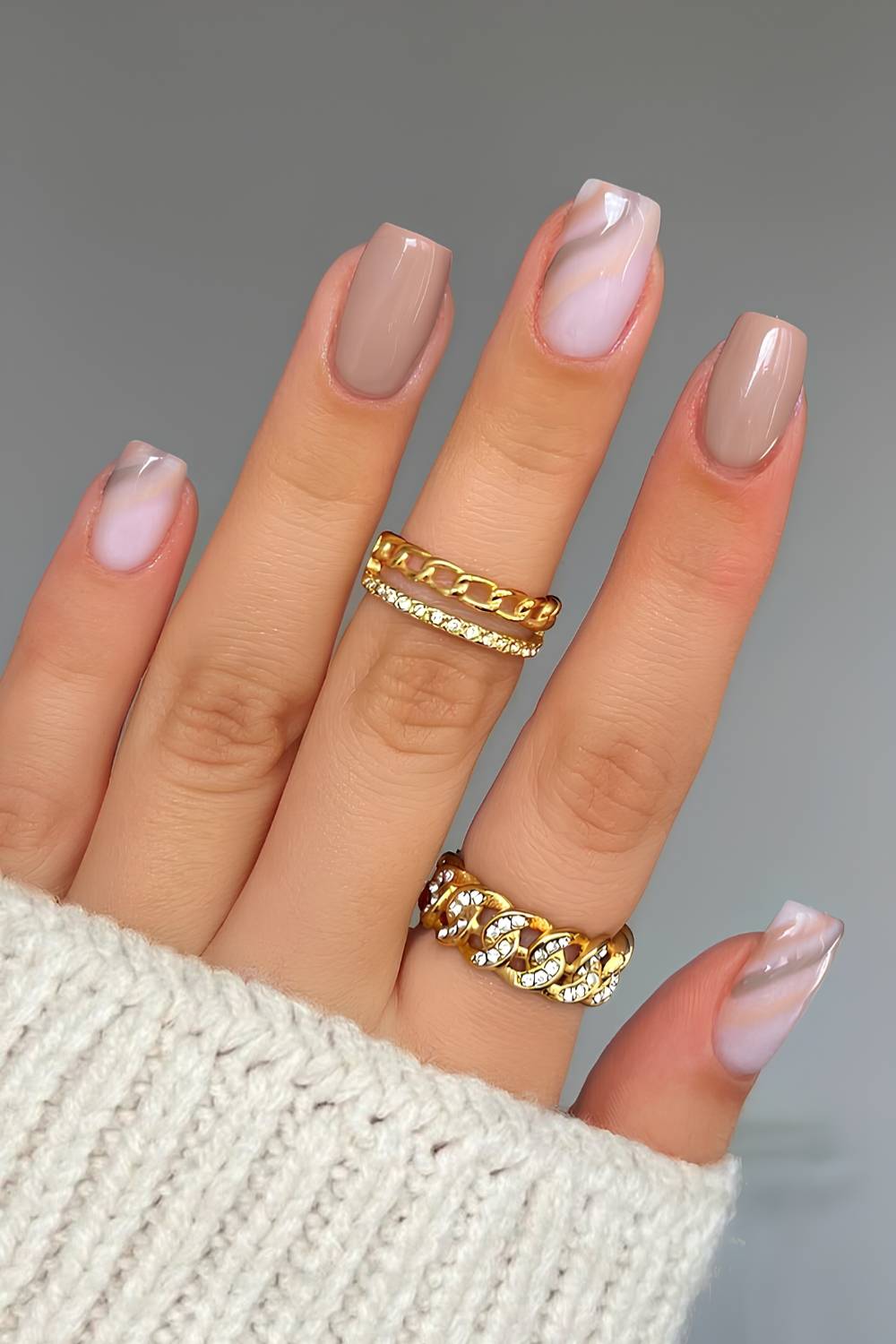 Greige-Maniküre-mit-Akzent-Swirls