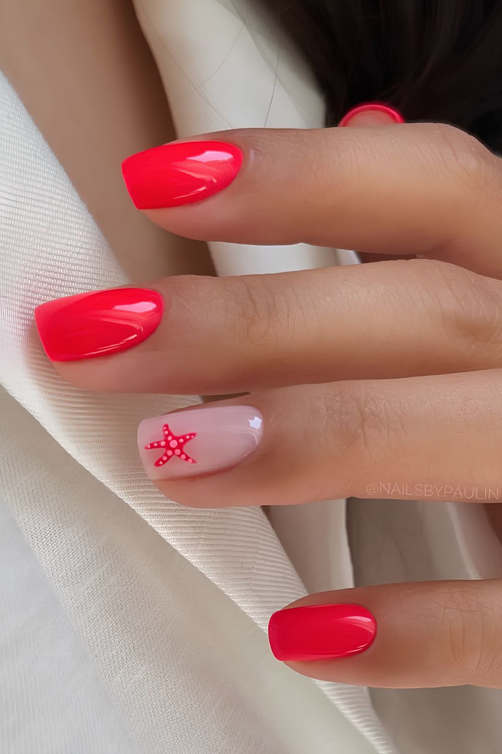 Helle rote Nägel mit Seestern Art
