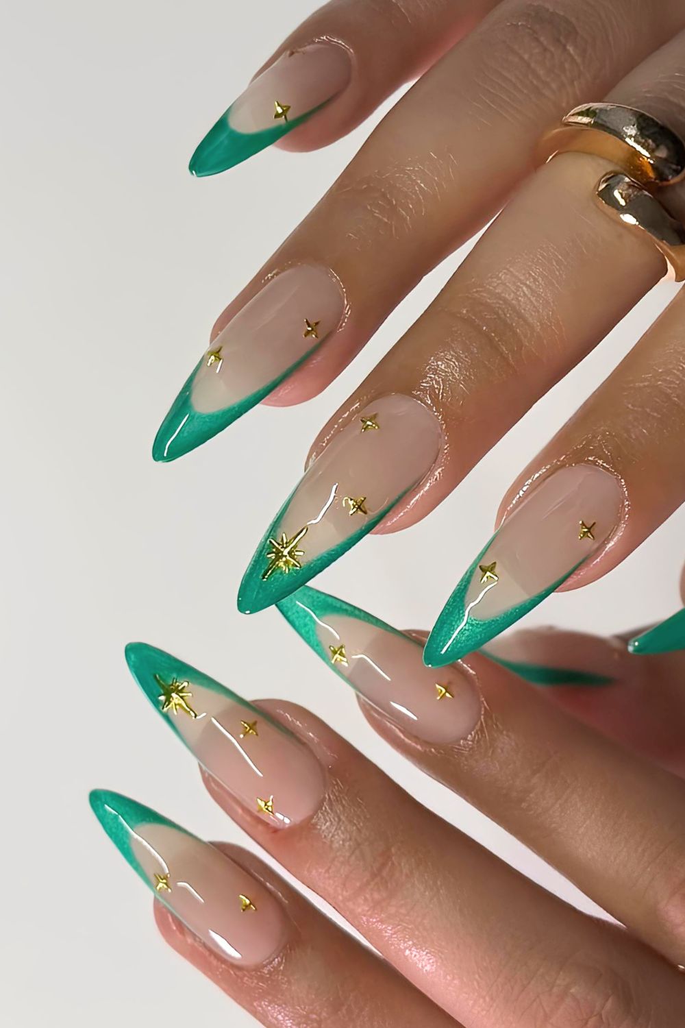 Jelly-Grüne-French-Mani mit goldenen Stern-Akzenten