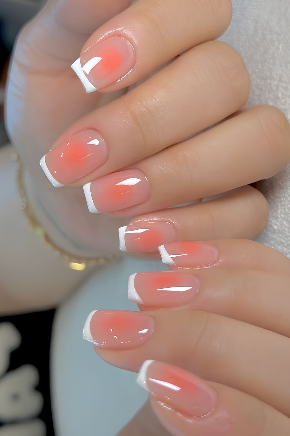 Jelly-Weiße-French-Mani mit Pfirsich-Aura-Effekt