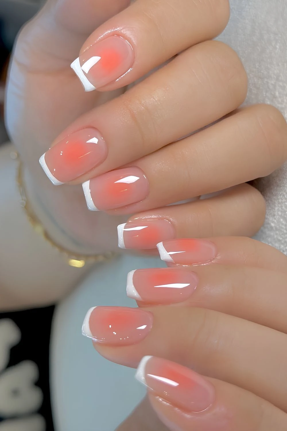 Jelly-Weiße-French-Mani mit Pfirsich-Aura-Effekt