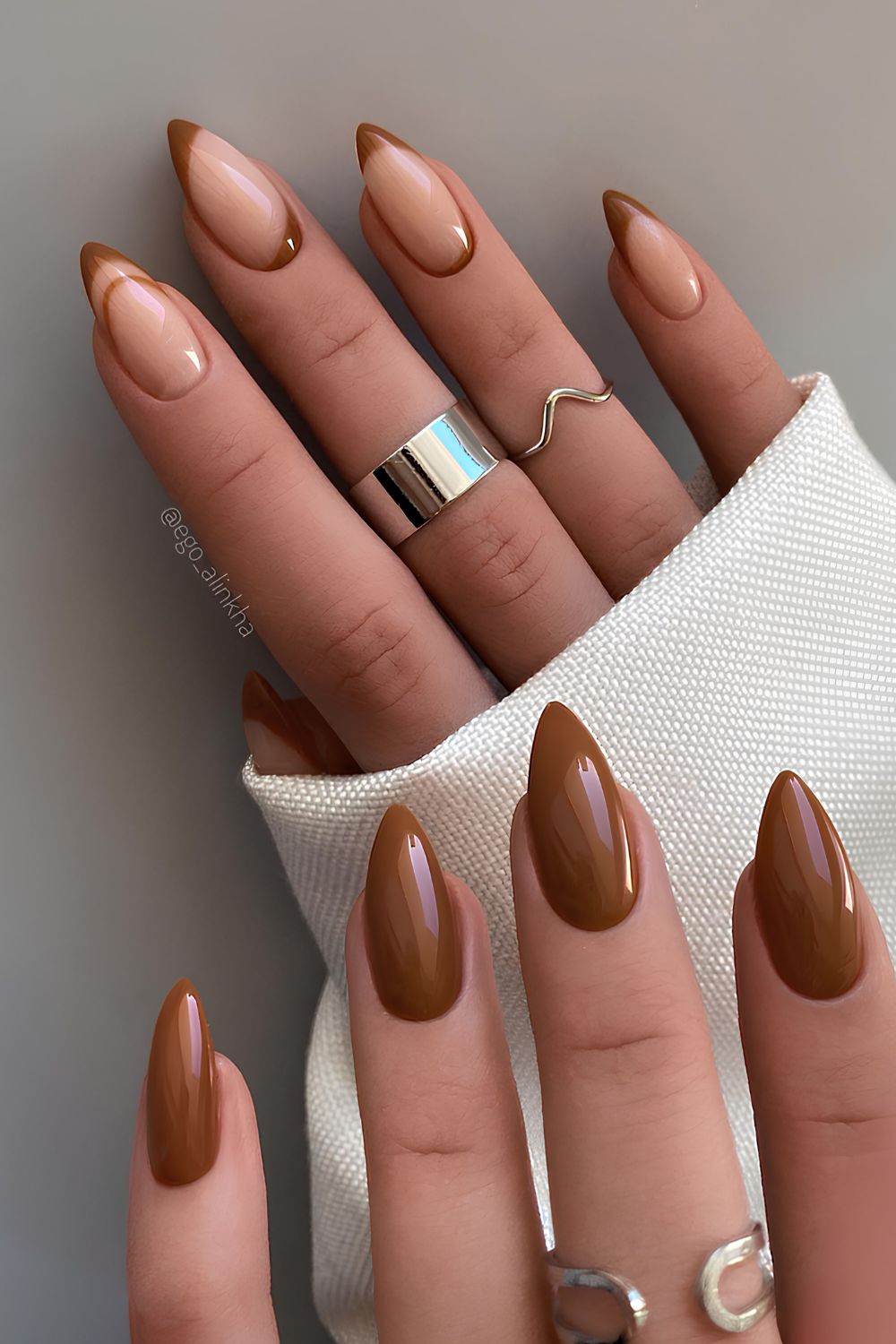Karamellbraune Nägel mit Akzent-French-Tips