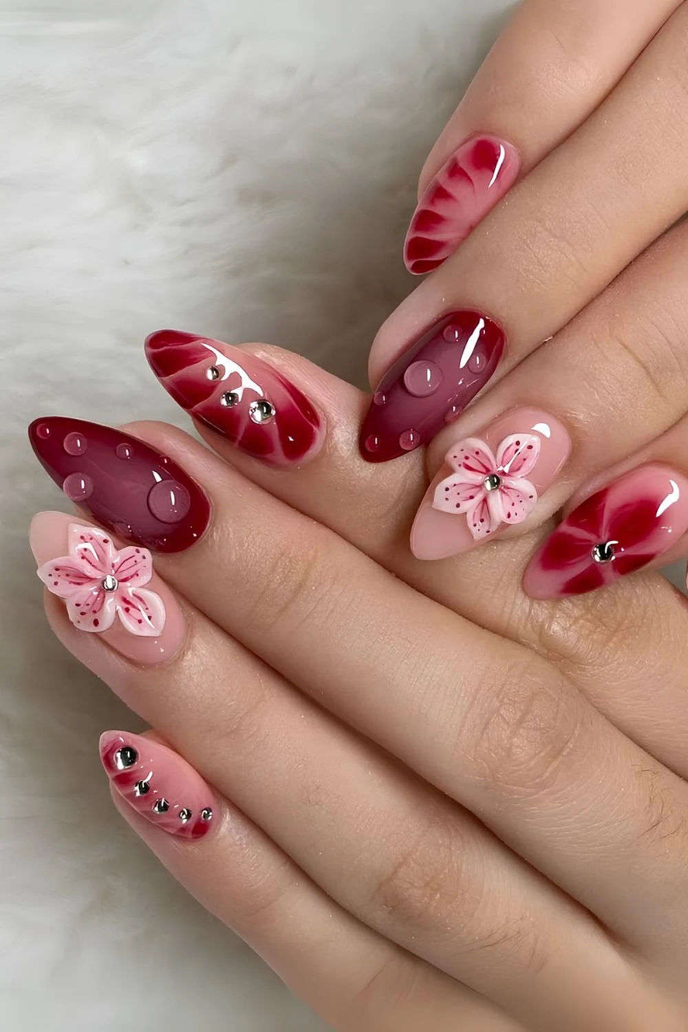 Kirschrote und pinke Mix-and-Match-Nägel