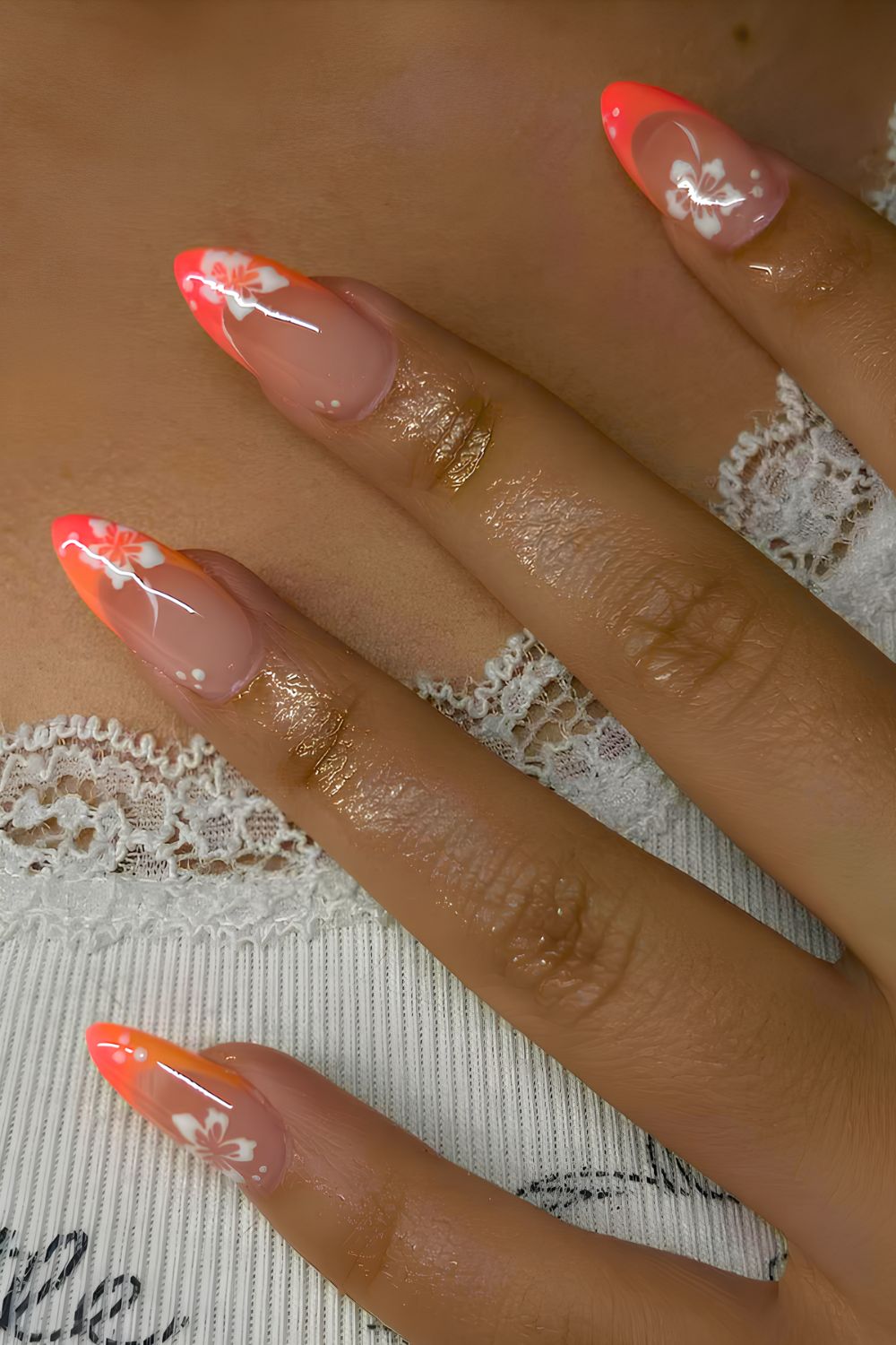 Korallfarbene French Tips mit Hibiskus-Art