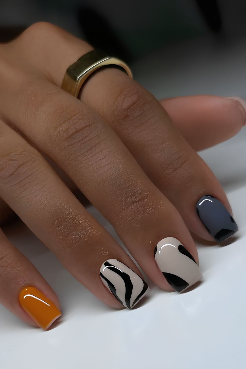 Künstlerische Animal-Print-Nägel in Orange und Grau