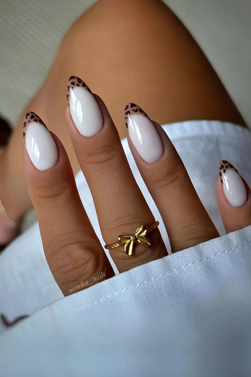 Leopard-Print French Tips auf kokosmilch-weißem Basislack