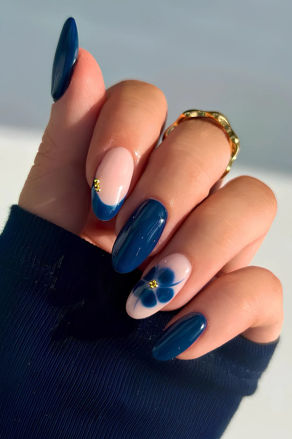 Marineblaue Maniküre mit Blooming-Gel-Blumen-Nailart