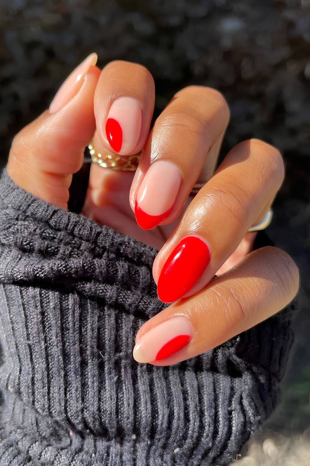 Neon Rote Nägel mit Negativraum Akzent