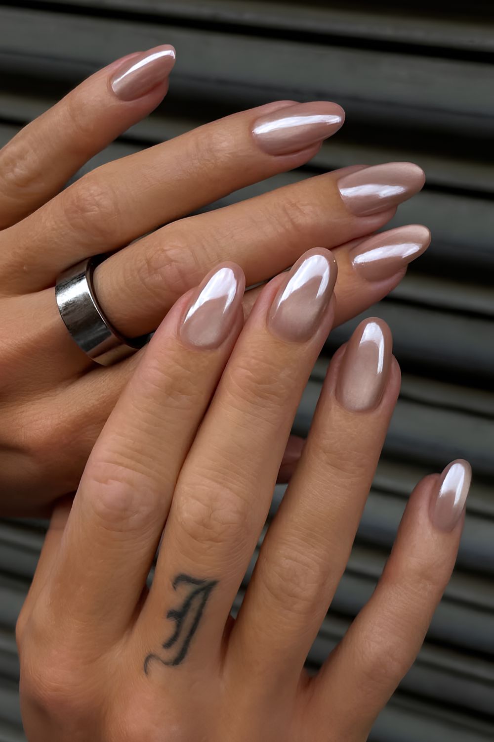 Neutrale Cat-Eye-Maniküre