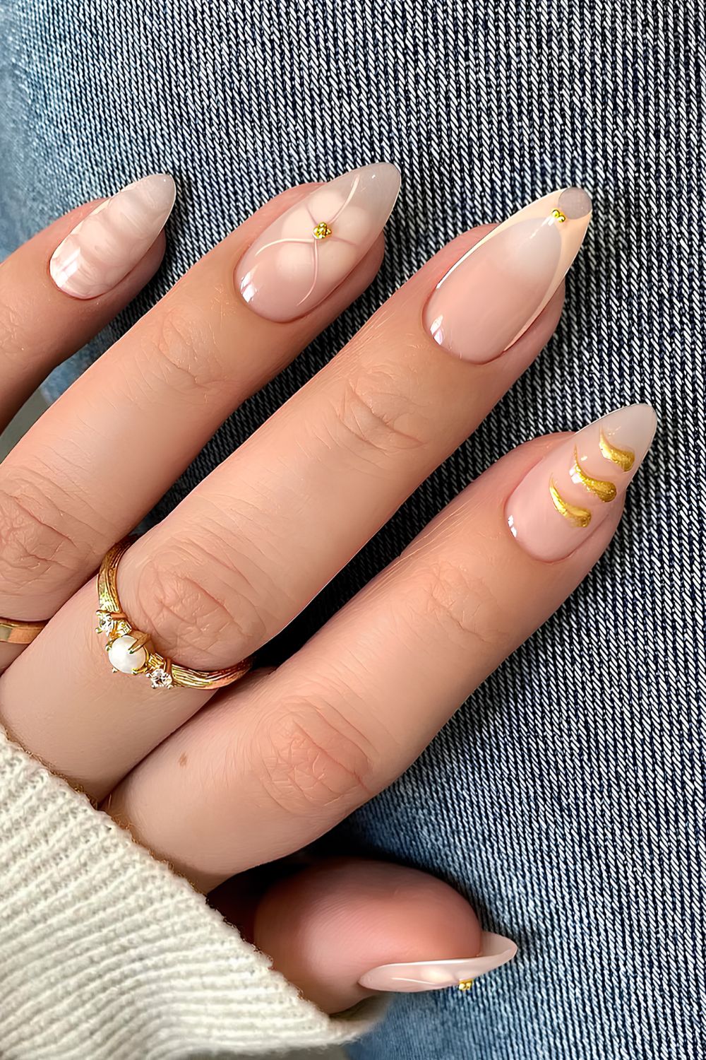 Neutrale Mix-and-Match-Mani mit goldenen Details