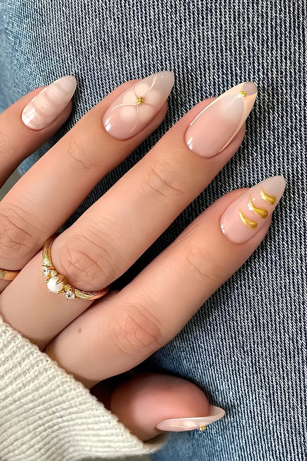 Neutrale Mix-and-Match-Mani mit goldenen Details