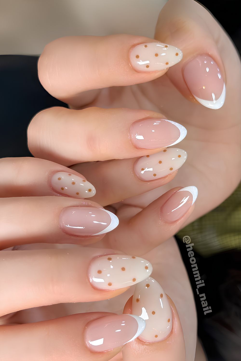 Neutrale Nägel mit braunen Polka Dots