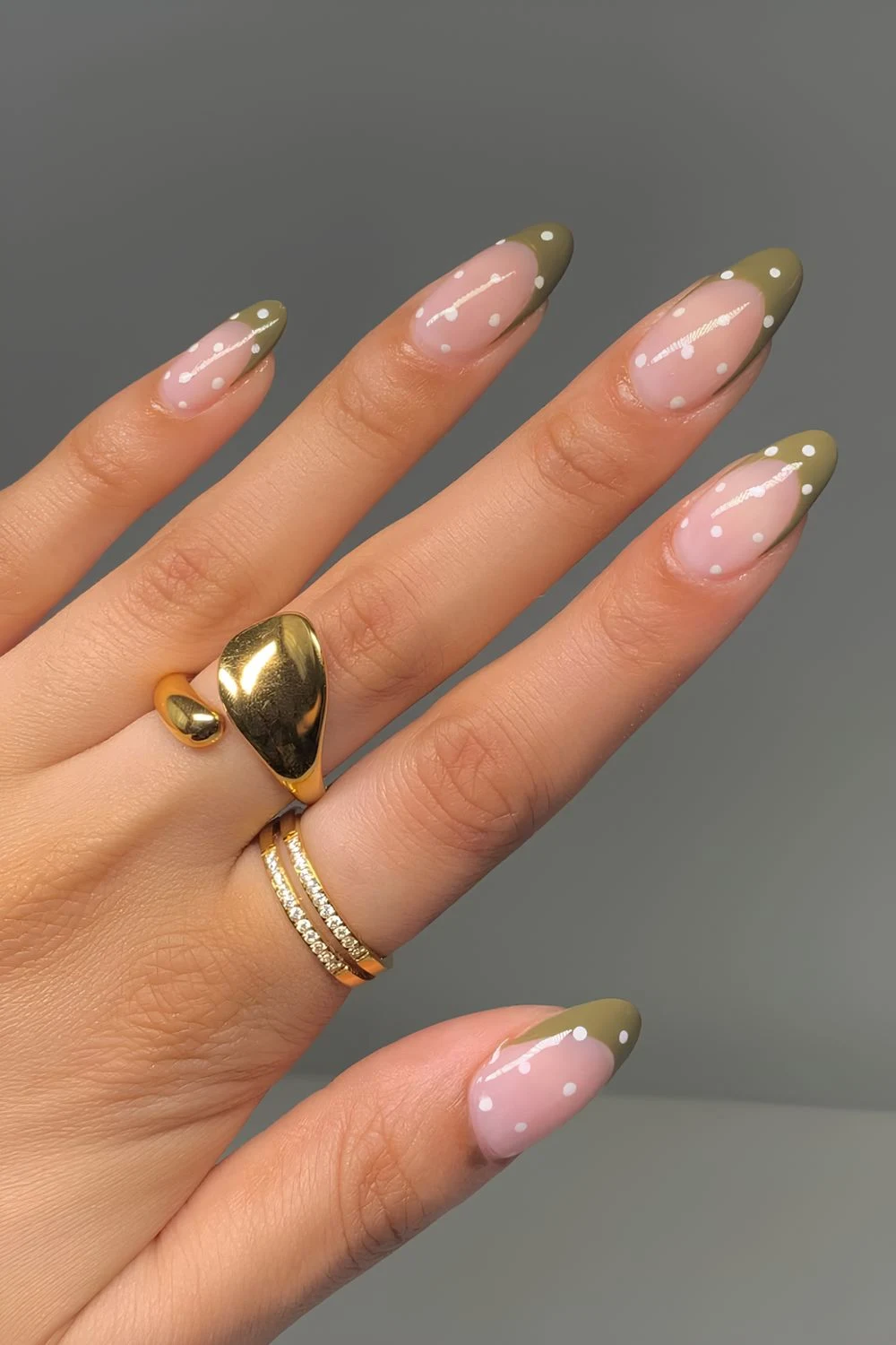 Olivgrüne French Tips mit weißen Polka-Dots