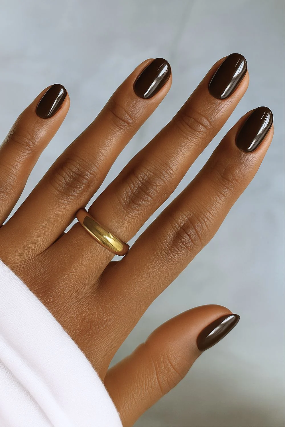 Ovale dunkelbraune Manik&uuml;re