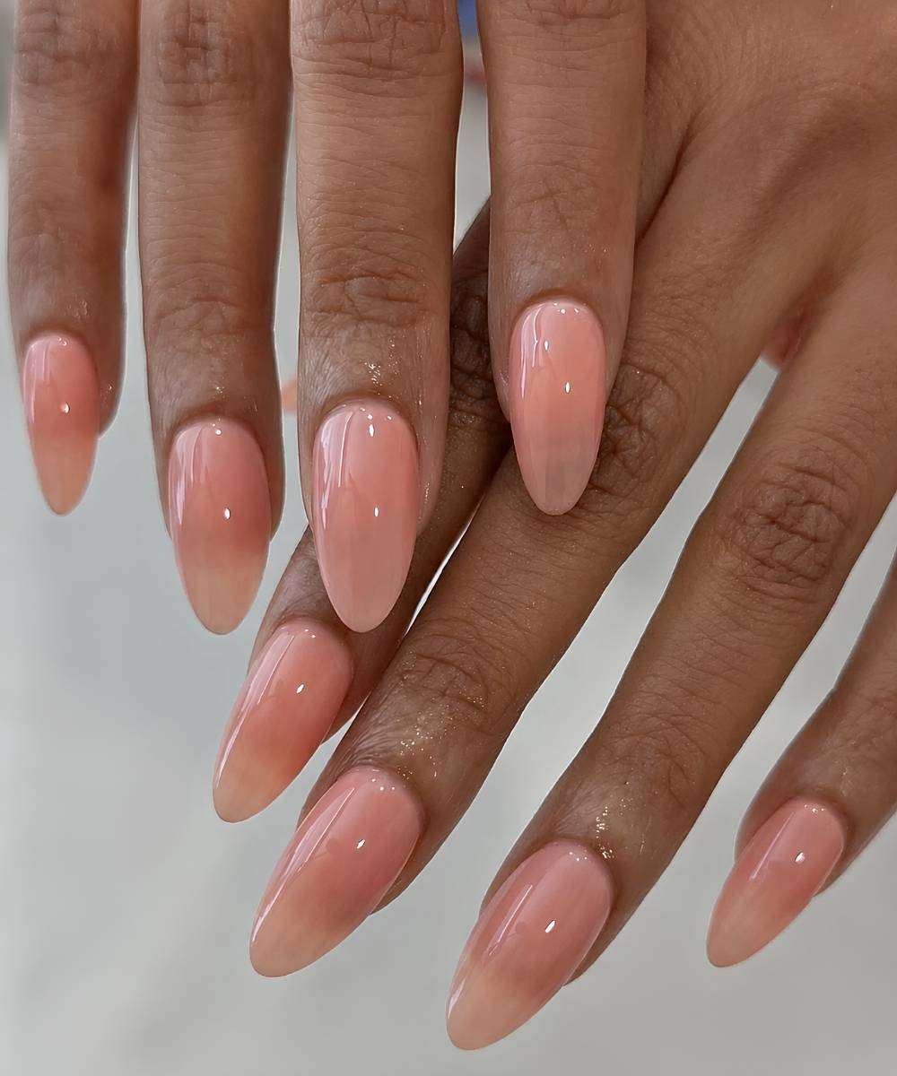 Pfirsichfarbene Manikuere mit Jelly Finish