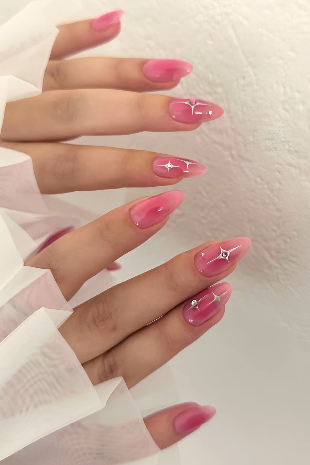 Pink-Aura-Jelly-Mani mit silbernen Stern-Akzenten